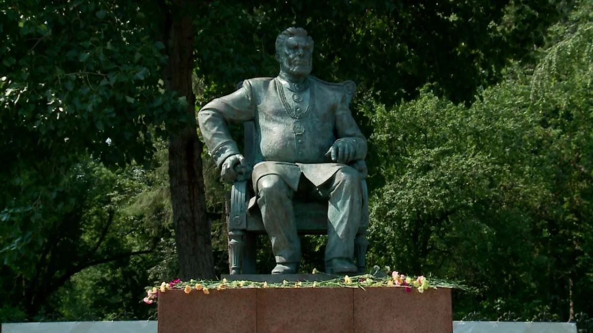 На Текутьевском бульваре открыли экспозицию, посвященную почётным жителям Тюмени На Текутьевском бульваре открыли экспозицию, посвященную почётным жителям Тюмени