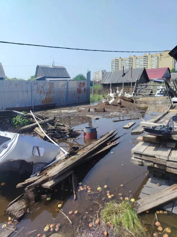 На Пышминской все вокруг затопило На Пышминской все вокруг затопило