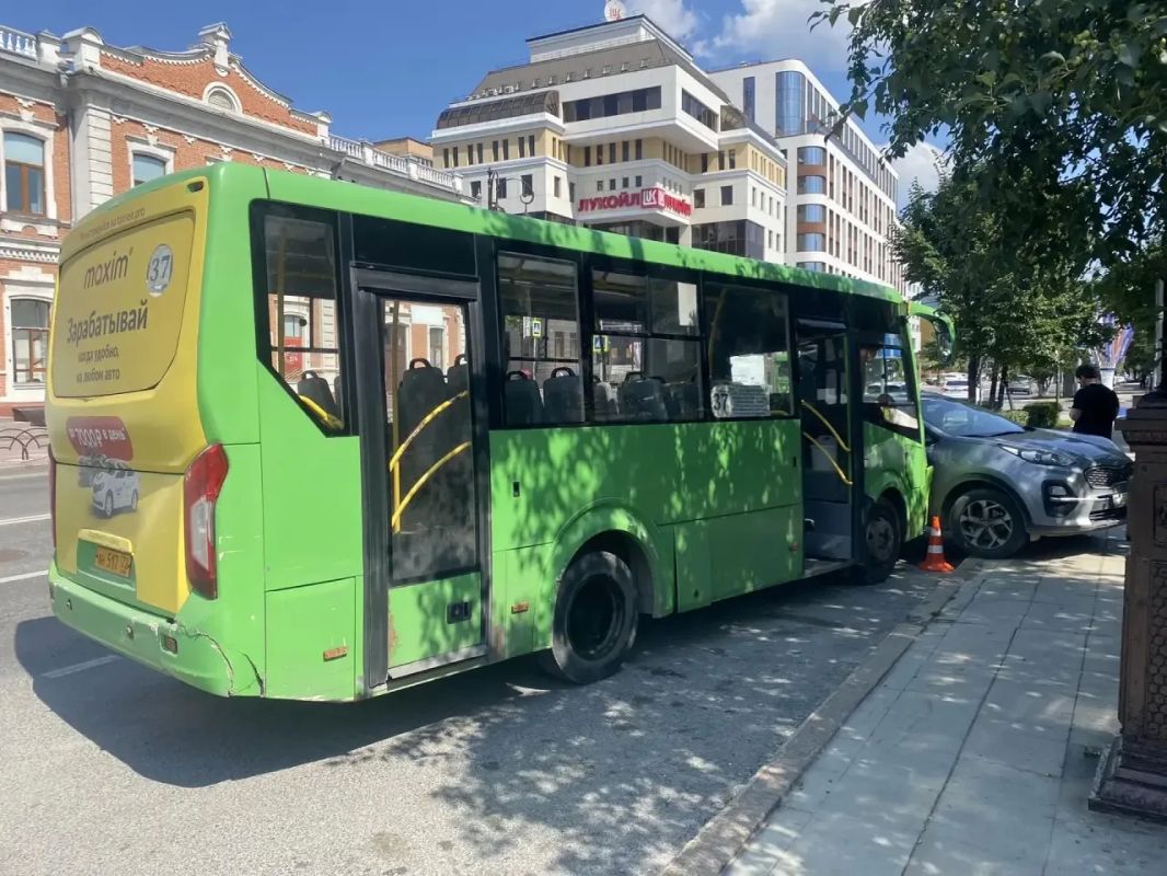 Автобус 37-го маршрута сегодня в центре Тюмени въехал в припаркованный автомобиль Автобус 37-го маршрута сегодня в центре Тюмени въехал в припаркованный автомобиль