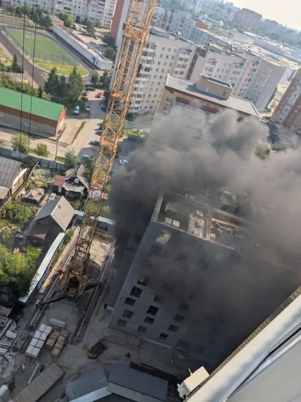 В Тюмени в строящемся доме произошел пожар - дым был виден издалека в разных районах города