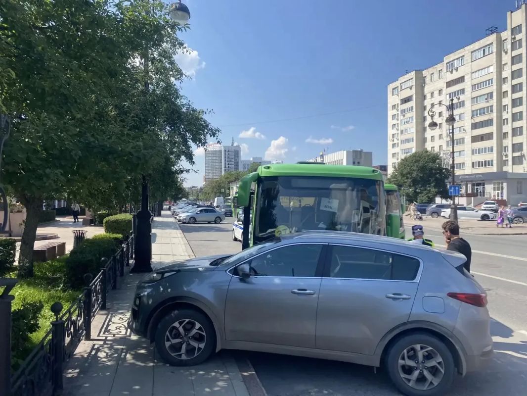 Автобус 37-го маршрута сегодня в центре Тюмени въехал в припаркованный автомобиль Автобус 37-го маршрута сегодня в центре Тюмени въехал в припаркованный автомобиль