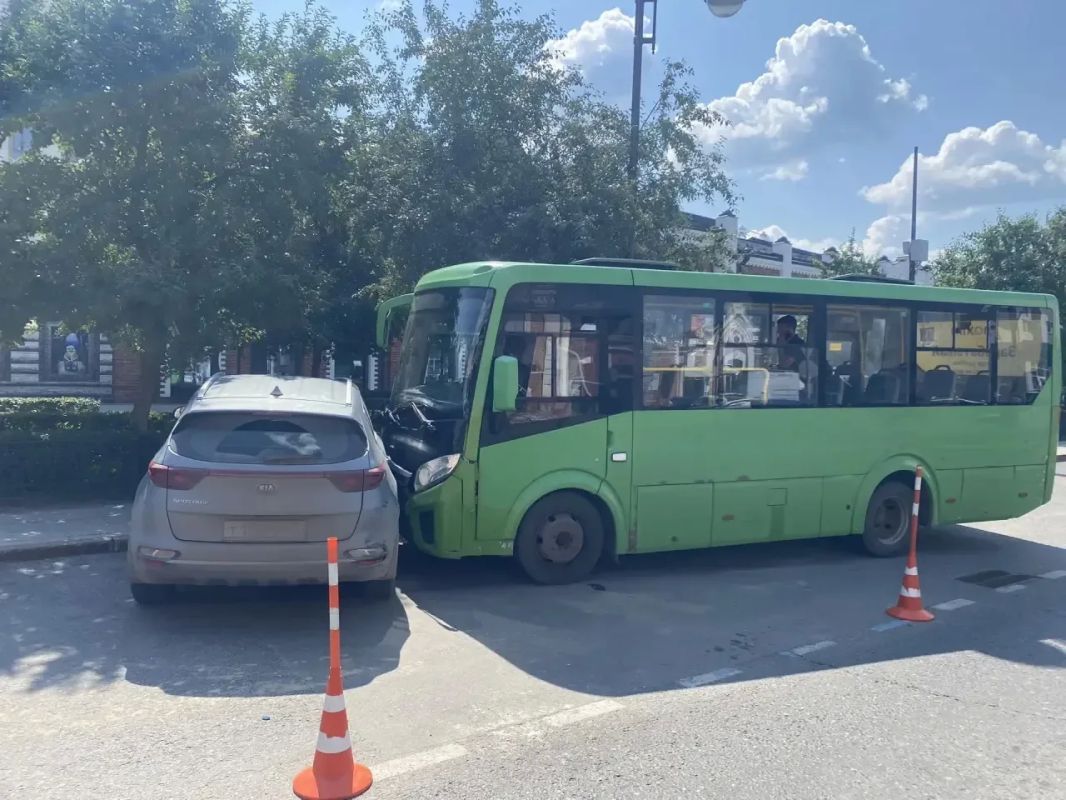 Водитель маршрутки №37 попал в ДТП в центре Тюмени