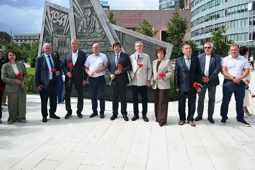 Связь времён стала ещё прочнее — в столице региона у стелы «Тюмень — город трудовой доблести» появились новые объекты, рассказывающие о подвиге тюменцев в годы Великой Отечественной войны