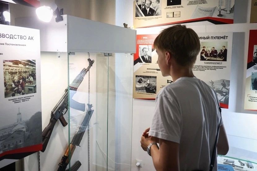 В Тюмени открылась выставка «Легендарный Калашников»