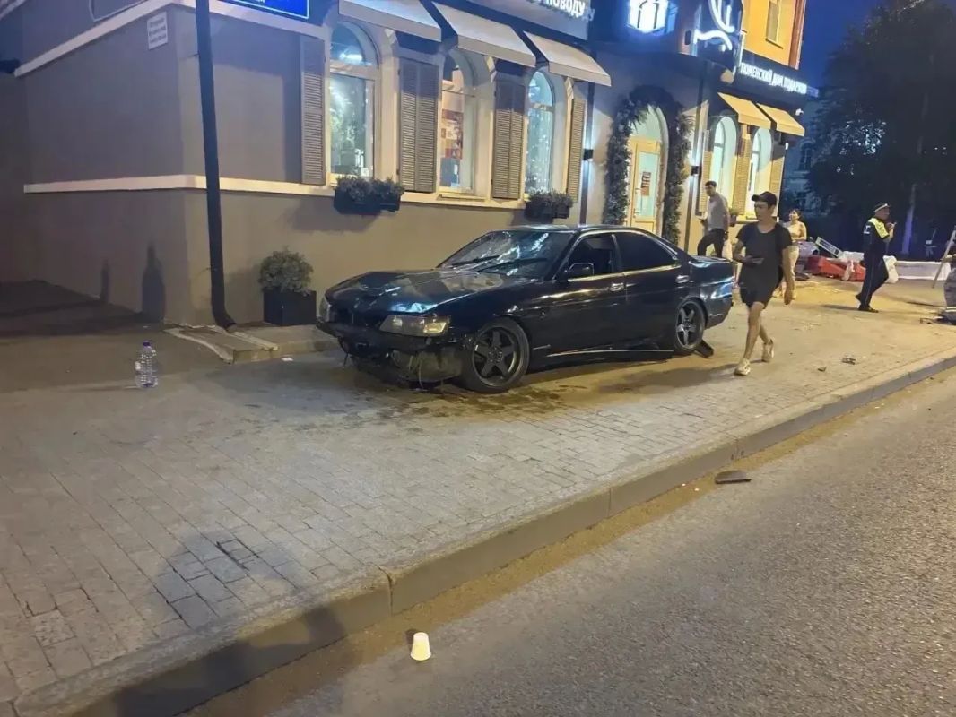 В центре Тюмени «Ниссан» сбил несколько пешеходов на «зебре» и вылетел на тротуар В центре Тюмени «Ниссан» сбил несколько пешеходов на «зебре» и вылетел на тротуар