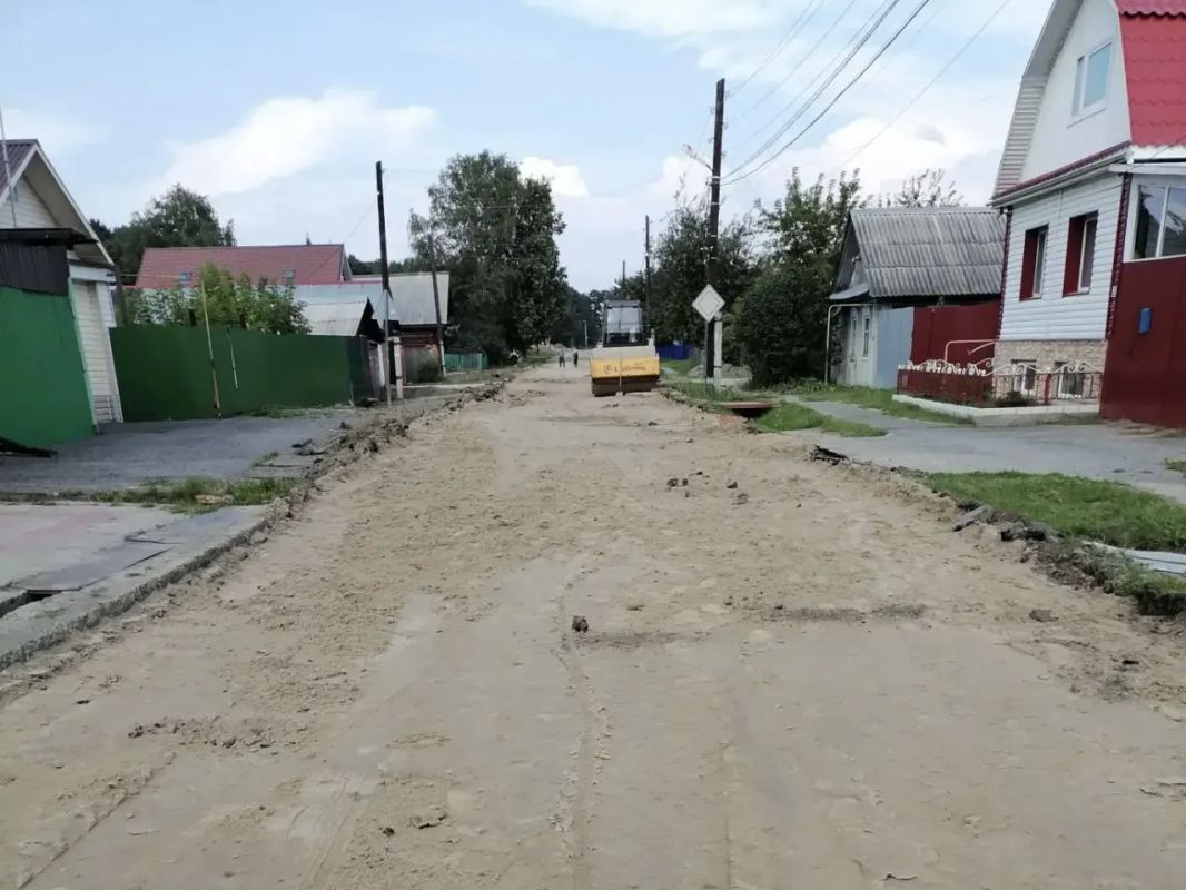 Продолжаем дорожные и коммунальные работы Продолжаем дорожные и коммунальные работы