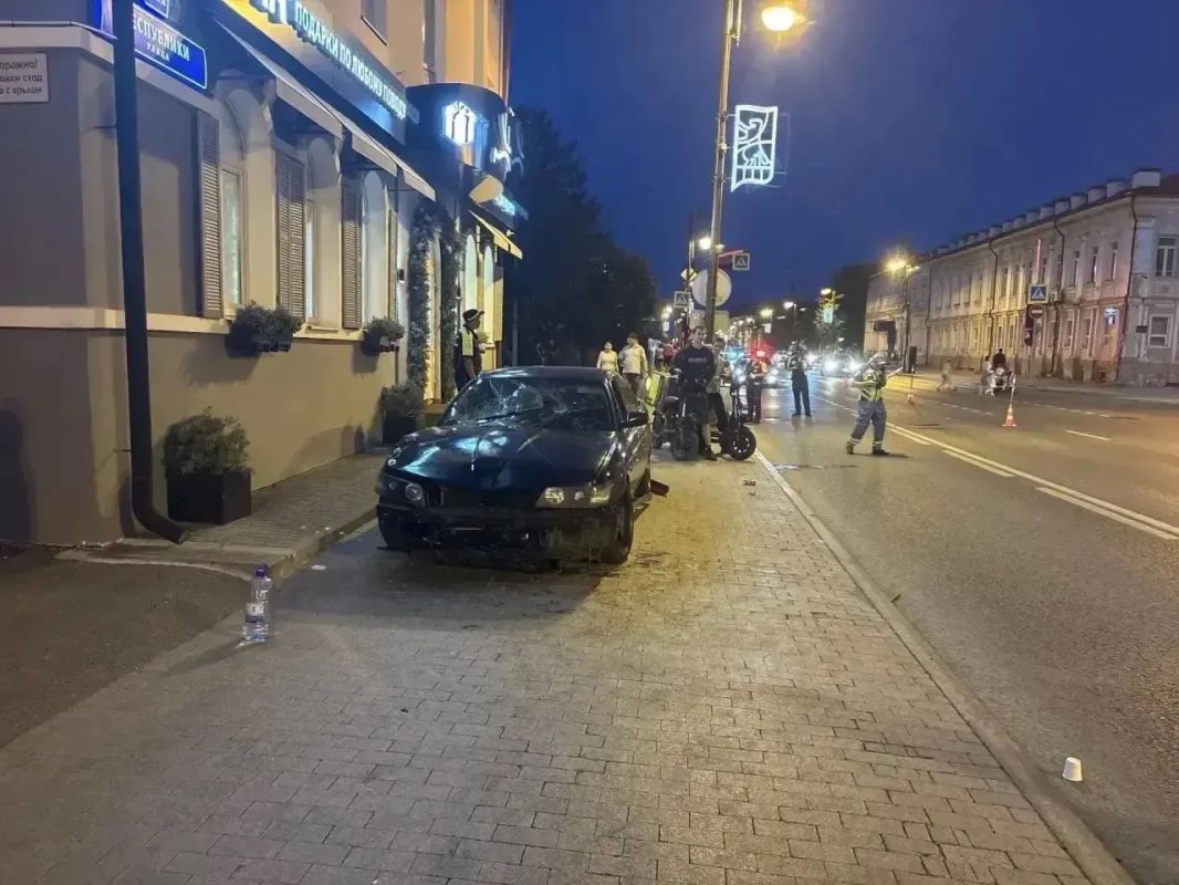 В центре Тюмени «Ниссан» сбил несколько пешеходов на «зебре» и вылетел на тротуар В центре Тюмени «Ниссан» сбил несколько пешеходов на «зебре» и вылетел на тротуар