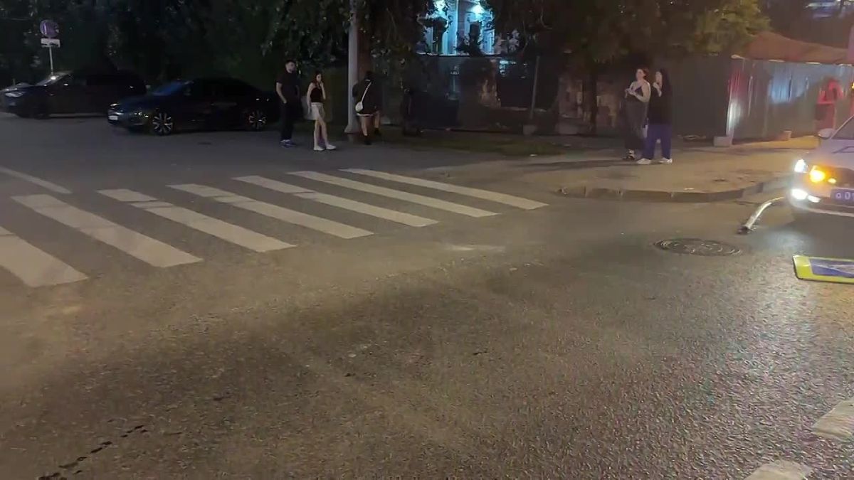 Четыре пешехода сбиты автомобилем «Ниссан» на пешеходном переходе на перекрестке улиц Республики и Красина в Тюмени. После этого автомобиль отбросило на тротуар