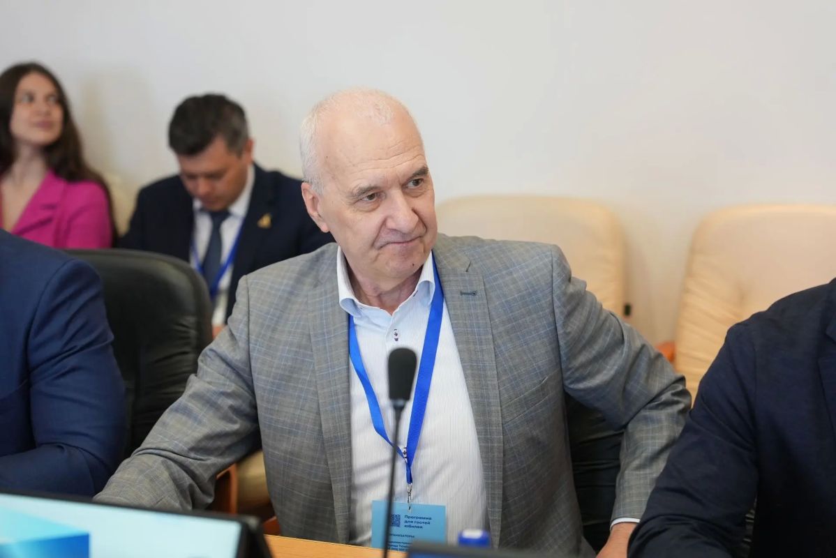 Максим Афанасьев: Сегодня Тюмень посетили делегации из 28 городов России: Екатеринбурга, Челябинска, Ханты-Мансийска, Нижневартовска, Златоуста, Шадринска, Нижнего Новгорода, Рязани, Салехарда, Орска, Кургана, Нижнего Тагила... Максим Афанасьев: Сегодня Тюмень посетили делегации из 28 городов России: Екатеринбурга, Челябинска, Ханты-Мансийска, Нижневартовска, Златоуста, Шадринска, Нижнего Новгорода, Рязани, Салехарда, Орска, Кургана, Нижнего Тагила...