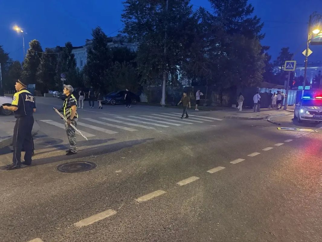 Четыре пешехода сбиты автомобилем «Ниссан» на пешеходном переходе на перекрестке улиц Республики и Красина в Тюмени. После этого автомобиль отбросило на тротуар Четыре пешехода сбиты автомобилем «Ниссан» на пешеходном переходе на перекрестке улиц Республики и Красина в Тюмени. После этого автомобиль отбросило на тротуар
