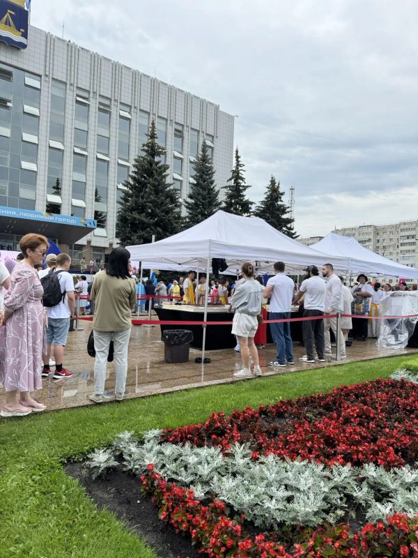 Сегодня тюменцы готовы не только завтракать вместе, но и с удовольствием называют достопримечательности юбилярши Сегодня тюменцы готовы не только завтракать вместе, но и с удовольствием называют достопримечательности юбилярши