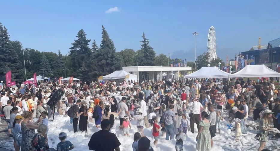 Пенная вечеринка в самом разгаре на Городской площади