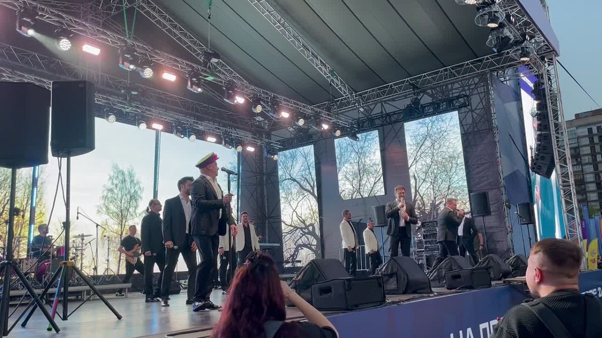 Хор Турецкого поздравил Тюмень с юбилеем! Немного поспамим зажигательными видео