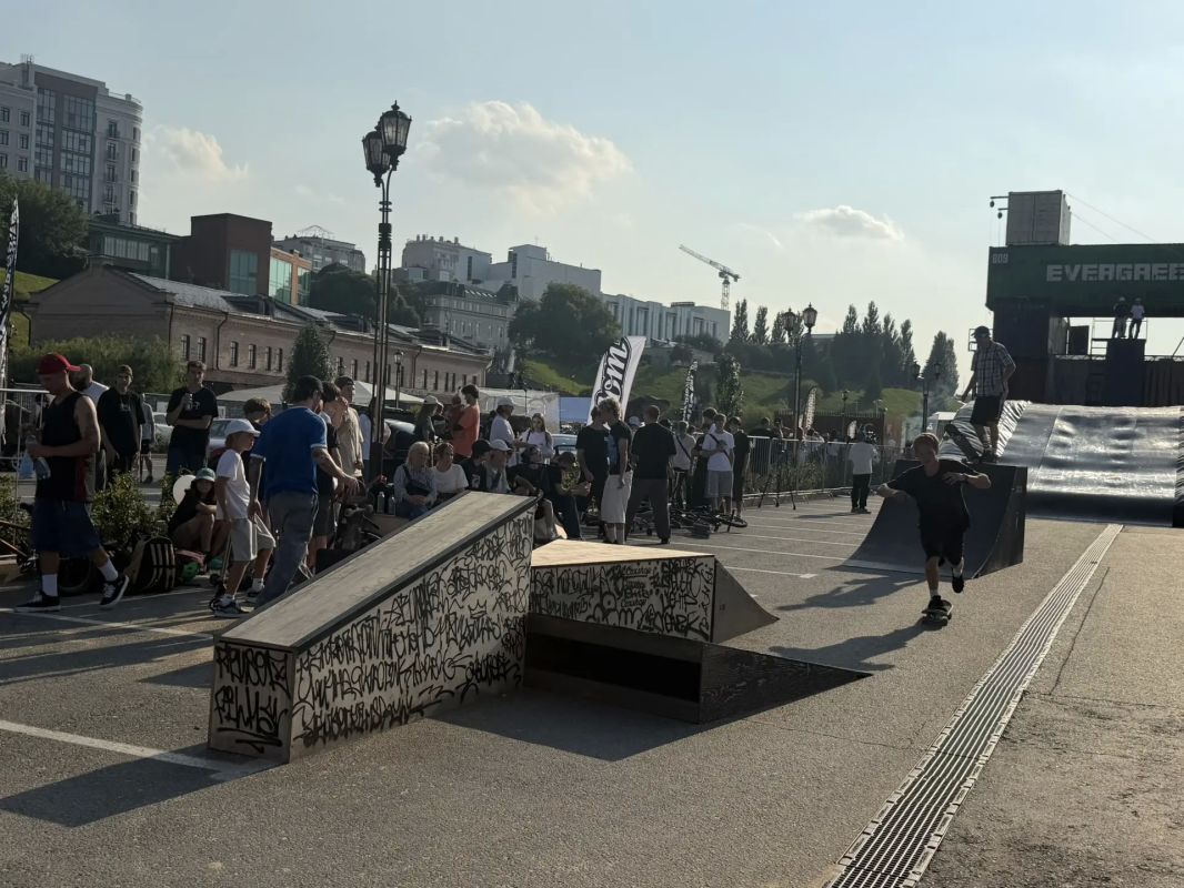 Праздничные площадки в честь 400-летия Тюмени на набережной Туры Праздничные площадки в честь 400-летия Тюмени на набережной Туры
