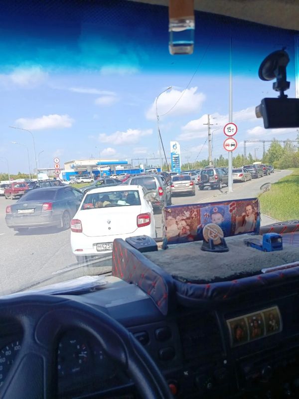 На Таллинской улице каждый день водители сталкиваются с неприятностями в виде огромной очереди на автозаправку На Таллинской улице каждый день водители сталкиваются с неприятностями в виде огромной очереди на автозаправку