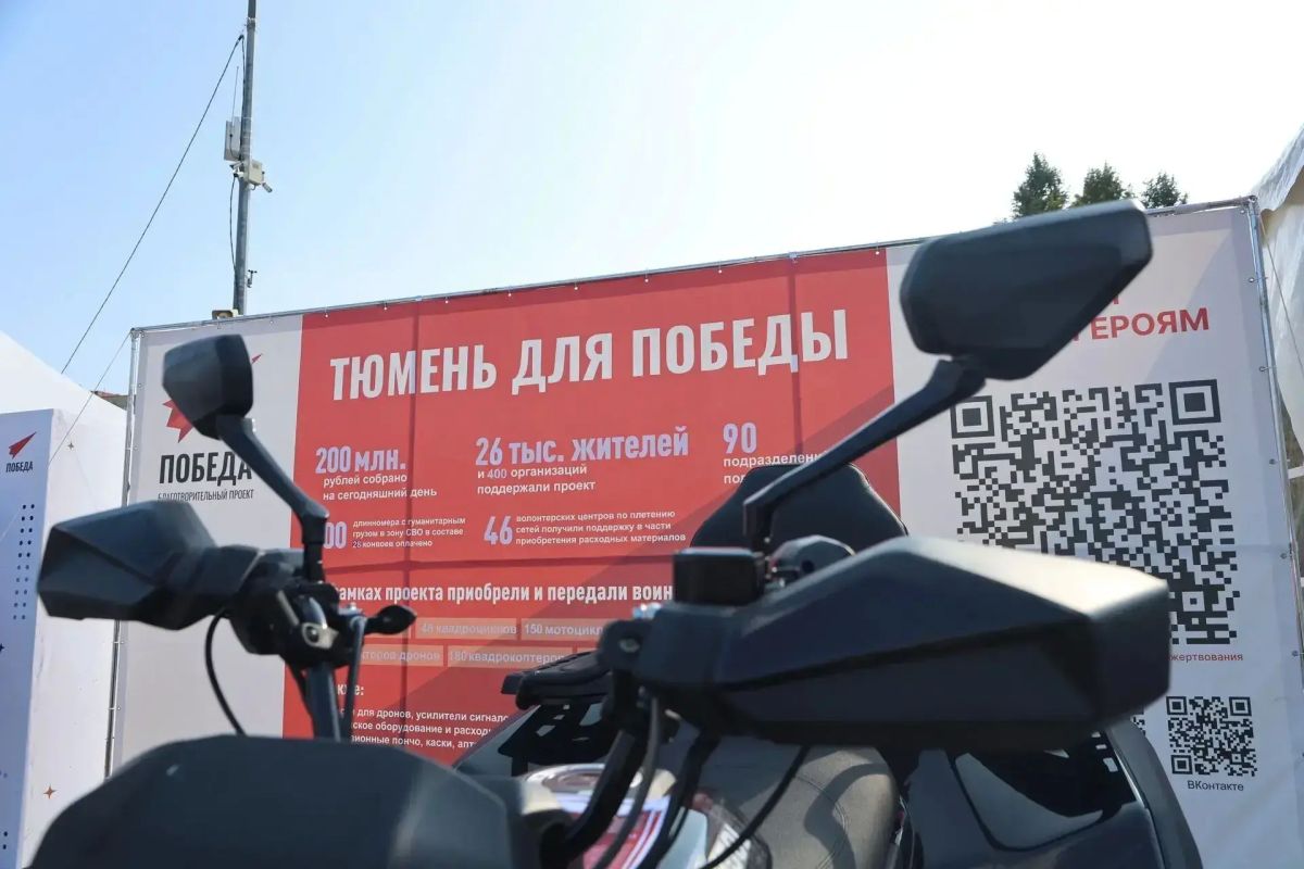 На площади 400-летия тюменцы писали письма бойцам и плели масксети На площади 400-летия тюменцы писали письма бойцам и плели масксети