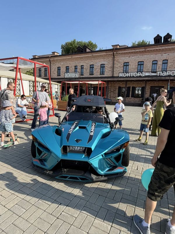 Украшение праздника на набережной Украшение праздника на набережной