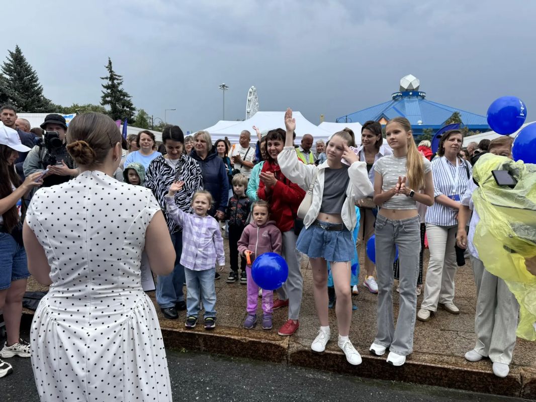 Сегодня тюменцы готовы не только завтракать вместе, но и с удовольствием называют достопримечательности юбилярши Сегодня тюменцы готовы не только завтракать вместе, но и с удовольствием называют достопримечательности юбилярши