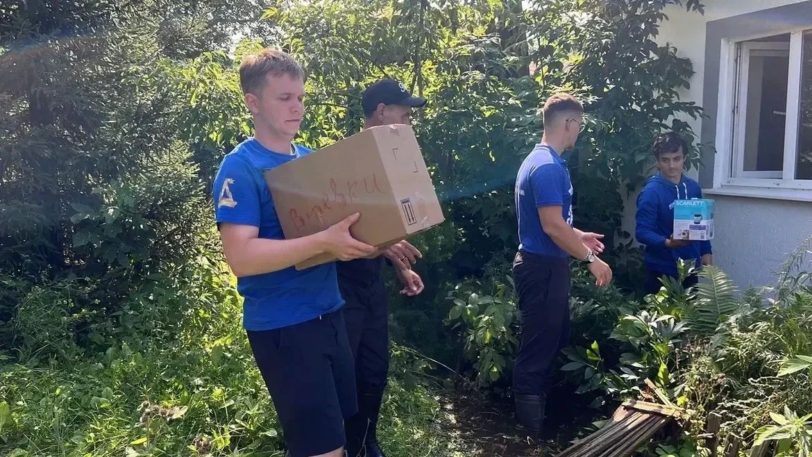 Волонтёрский штаб "Молодой гвардии" Единой России города Тюмени продолжает оказывать помощь жителям, пострадавшим от поднятия уровня воды