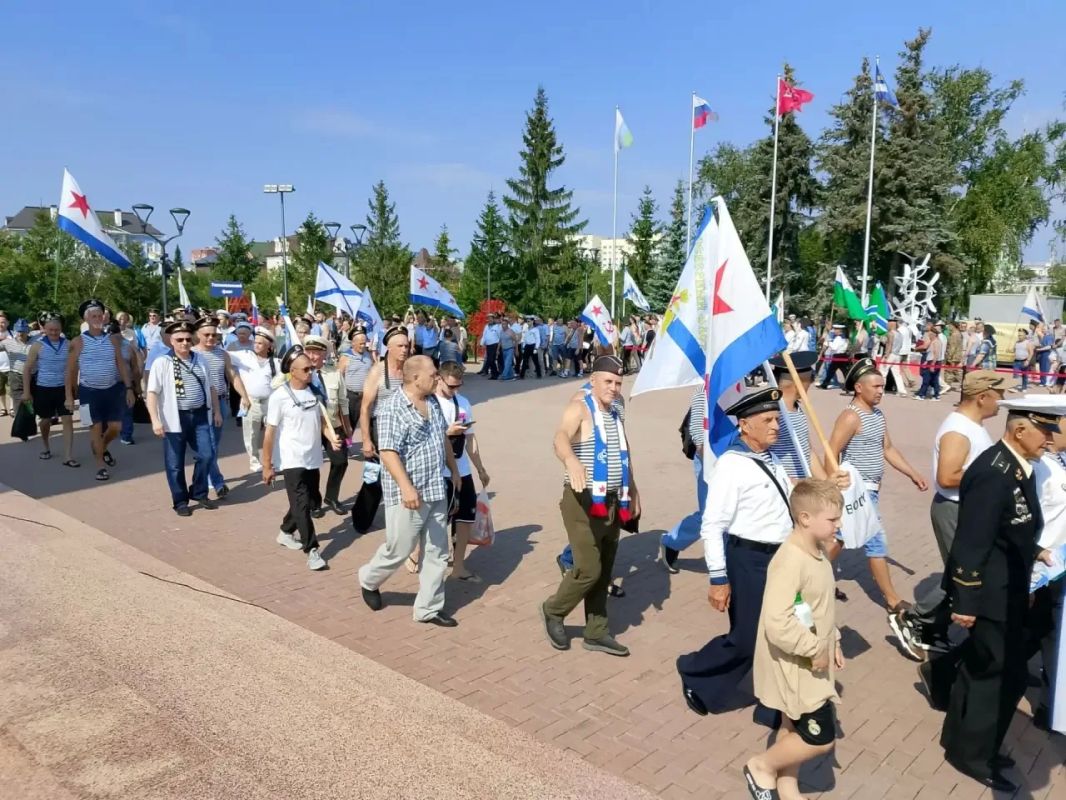 В Тюменской области отметили 330-летие создания Военно-Морского Флота России В Тюменской области отметили 330-летие создания Военно-Морского Флота России