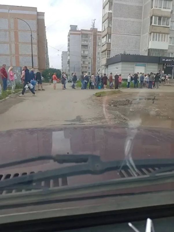 «Годится только для смыва»: в Верхней Салде Свердловской области с 17 июля 40 тысяч человек вынуждены стоять в огромной очереди, чтобы получить хотя бы 5 литров воды, которую можно будет пить