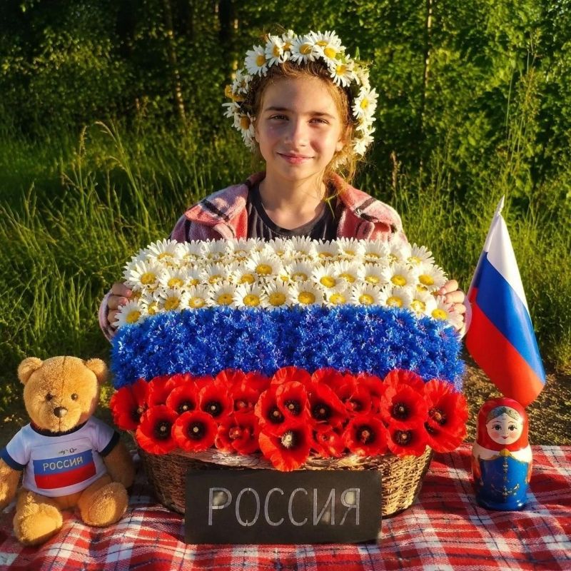 Жители Тюменской области — среди первых участников онлайн-флешмоба ко Дню российского флага Жители Тюменской области — среди первых участников онлайн-флешмоба ко Дню российского флага