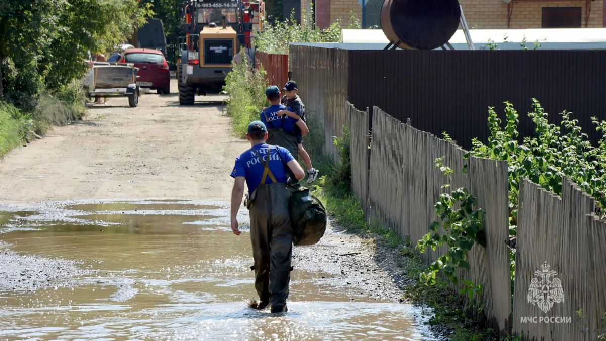 Сотрудники МЧС России продолжают оказывать помощь тюменцам, оказавшимся в зоне подтопления Сотрудники МЧС России продолжают оказывать помощь тюменцам, оказавшимся в зоне подтопления