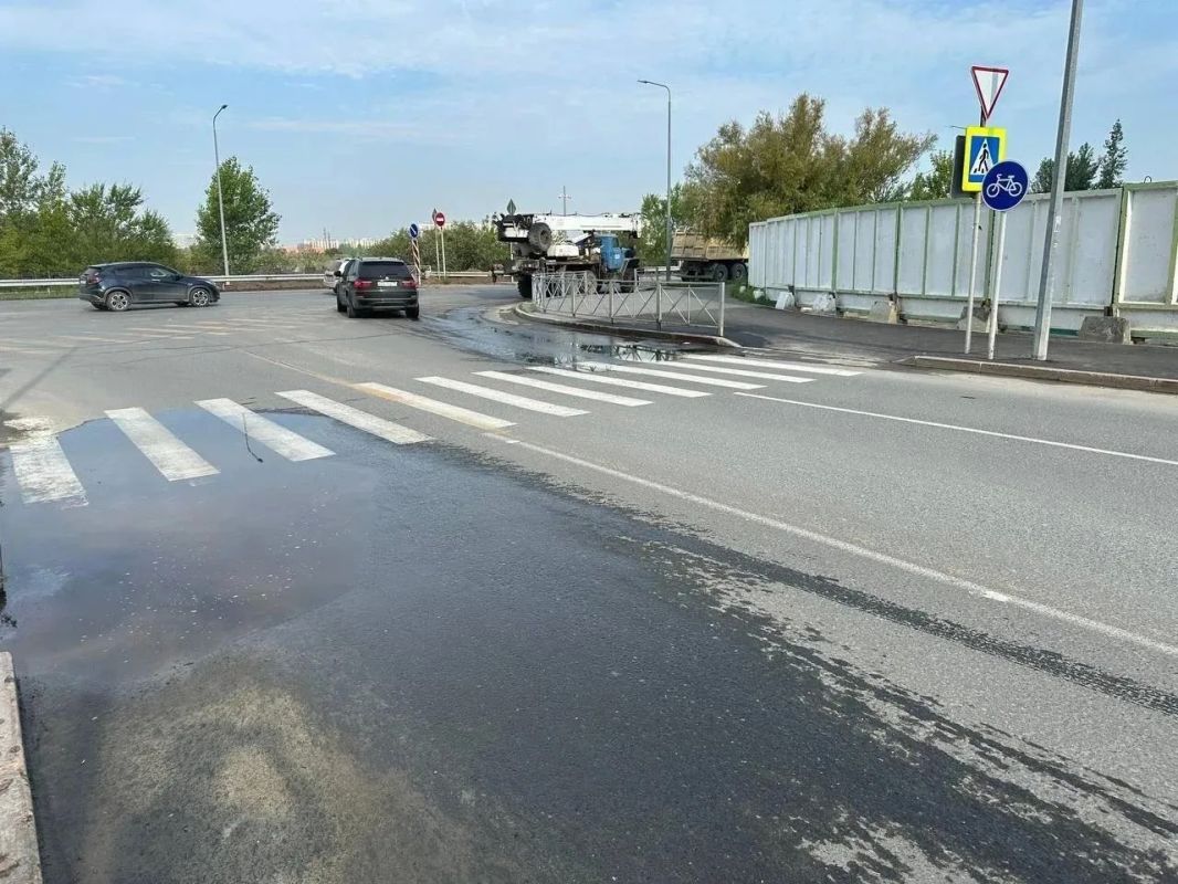В Тюмени вода начала вытекать из ливневок и топить проезжую часть