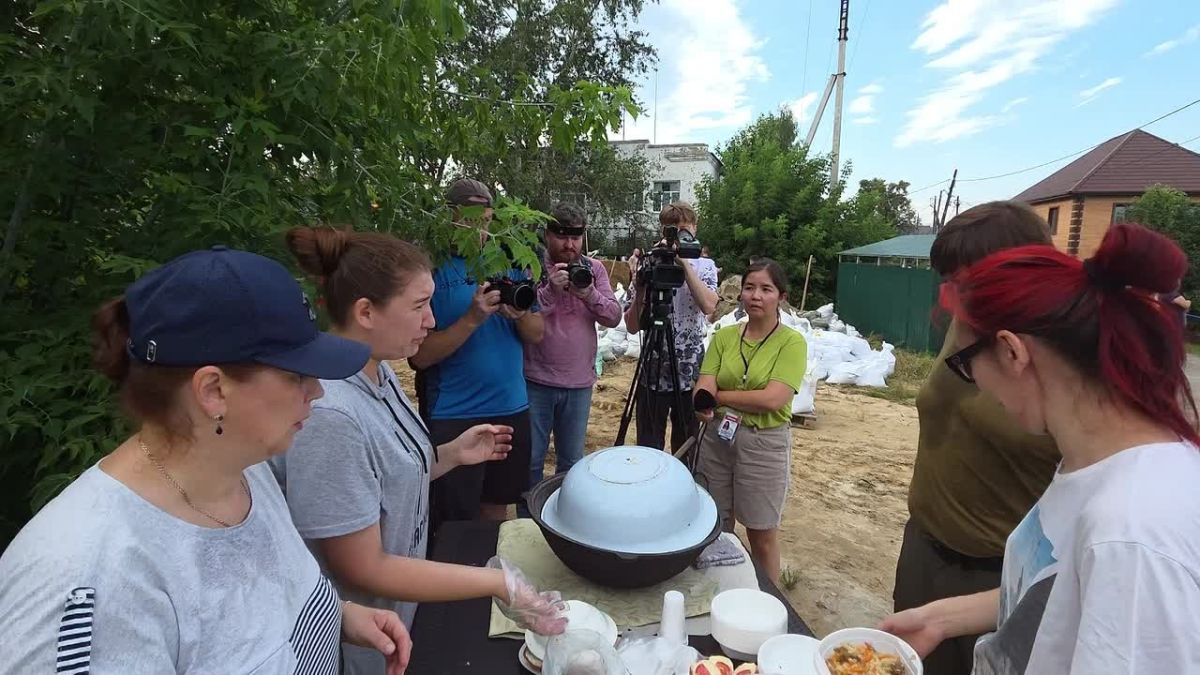 Ужин для волонтёров как большое спасибо! Жители Тюмени, к чьим домам паводок подобрался слишком близко, от всего сердца благодарны людям, протянувшим им руку помощи! Прямо сейчас её очень ждут на улицах Береговой и Дамбовской