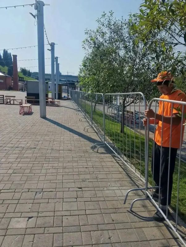 В Тюмени изза подъёма воды в Туре перекрыли второй ярус набережной В Тюмени изза подъёма воды в Туре перекрыли второй ярус набережной