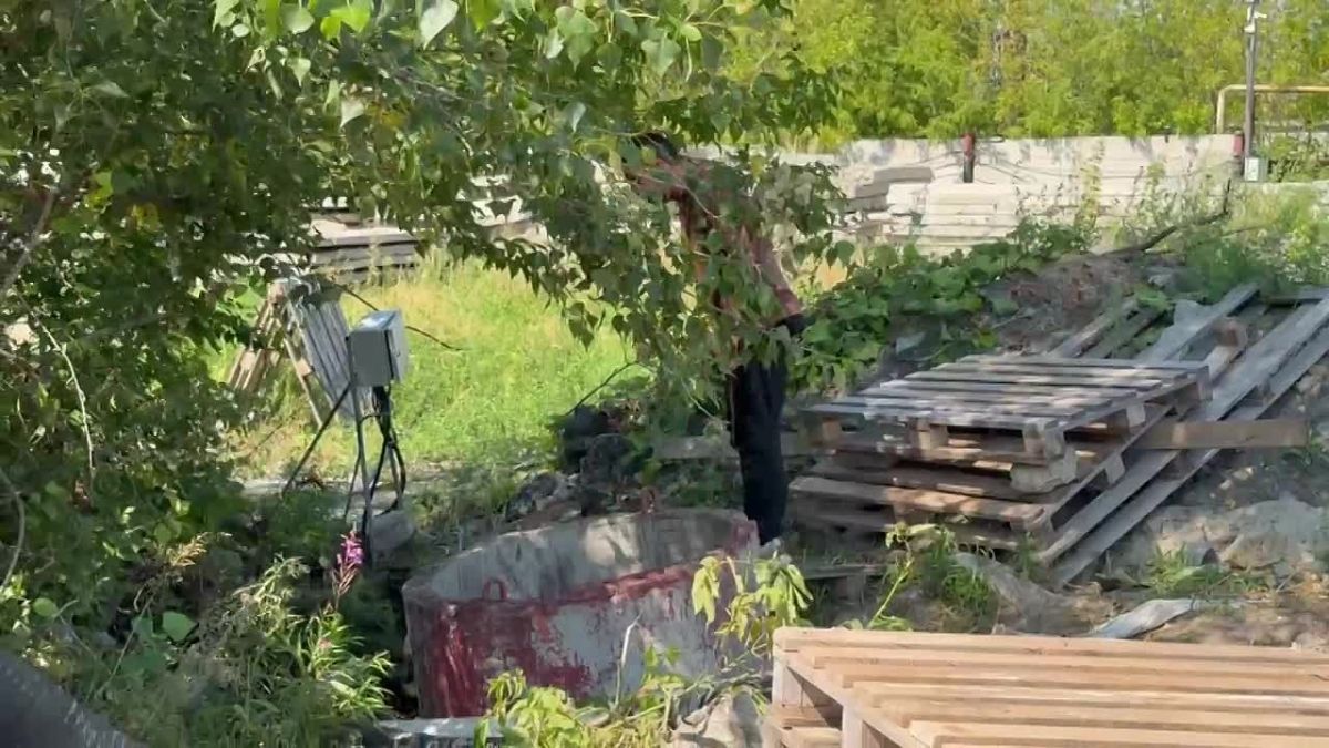 На улице Дамбовской в районе Лесобазы ведут откачку ливневой канализации