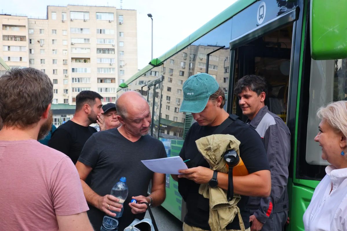 Держаться вместе. Сотрудники городской администрации присоединились к оперативному штабу и уже выехали на помощь в борьбе с последствиями подтоплений на улицах Береговой и Дамбовской