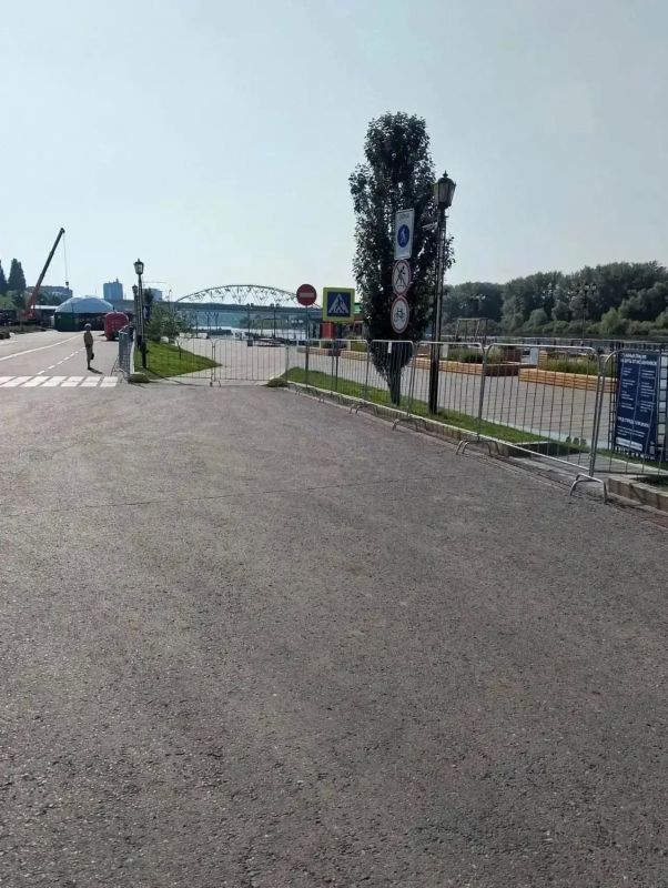 В Тюмени изза подъёма воды в Туре перекрыли второй ярус набережной В Тюмени изза подъёма воды в Туре перекрыли второй ярус набережной