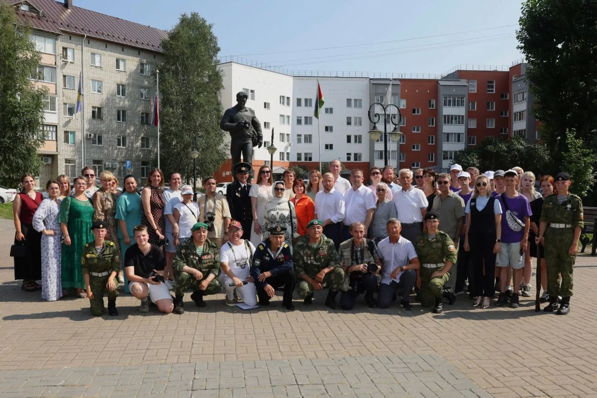 29 июля в Тобольске завершился юбилейный XXV Всероссийский конкурс репортажной фотографии «Имени Александра Ефремова», посвященный уроженцу этого города, тюменскому фотожурналисту, военкору, погибшему в Грозном 12 мая 2000... 29 июля в Тобольске завершился юбилейный XXV Всероссийский конкурс репортажной фотографии «Имени Александра Ефремова», посвященный уроженцу этого города, тюменскому фотожурналисту, военкору, погибшему в Грозном 12 мая 2000...