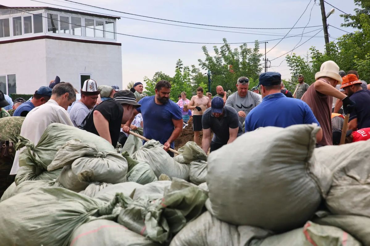 Народные герои. Волонтеров на улице Береговой все больше Народные герои. Волонтеров на улице Береговой все больше