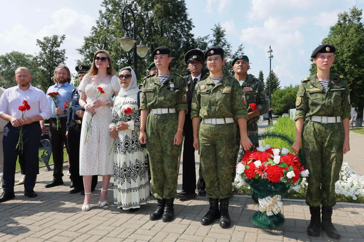 29 июля в Тобольске завершился юбилейный XXV Всероссийский конкурс репортажной фотографии «Имени Александра Ефремова», посвященный уроженцу этого города, тюменскому фотожурналисту, военкору, погибшему в Грозном 12 мая 2000... 29 июля в Тобольске завершился юбилейный XXV Всероссийский конкурс репортажной фотографии «Имени Александра Ефремова», посвященный уроженцу этого города, тюменскому фотожурналисту, военкору, погибшему в Грозном 12 мая 2000...