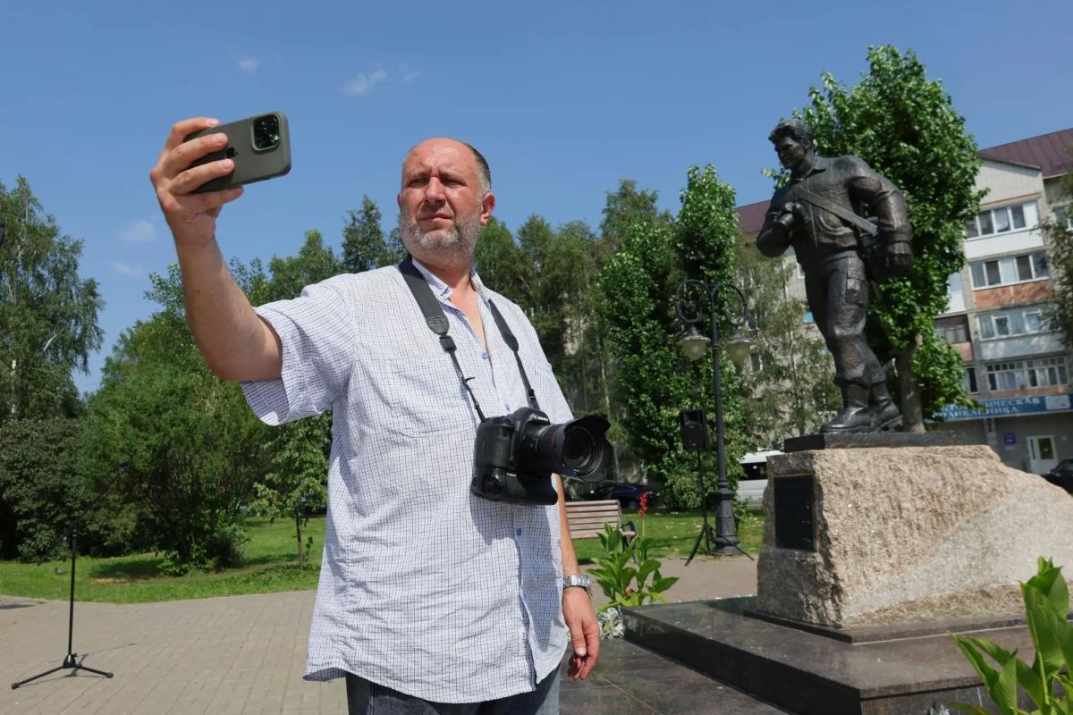 29 июля в Тобольске завершился юбилейный XXV Всероссийский конкурс репортажной фотографии «Имени Александра Ефремова», посвященный уроженцу этого города, тюменскому фотожурналисту, военкору, погибшему в Грозном 12 мая 2000... 29 июля в Тобольске завершился юбилейный XXV Всероссийский конкурс репортажной фотографии «Имени Александра Ефремова», посвященный уроженцу этого города, тюменскому фотожурналисту, военкору, погибшему в Грозном 12 мая 2000...