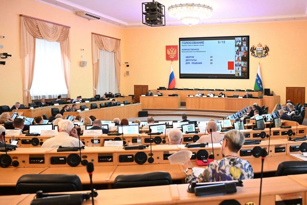 Сегодня состоялось внеочередное заседание Тюменской облдумы, в ходе которого рассмотрели и приняли шесть законопроектов о переводе земель сельхозназначения в иную категорию