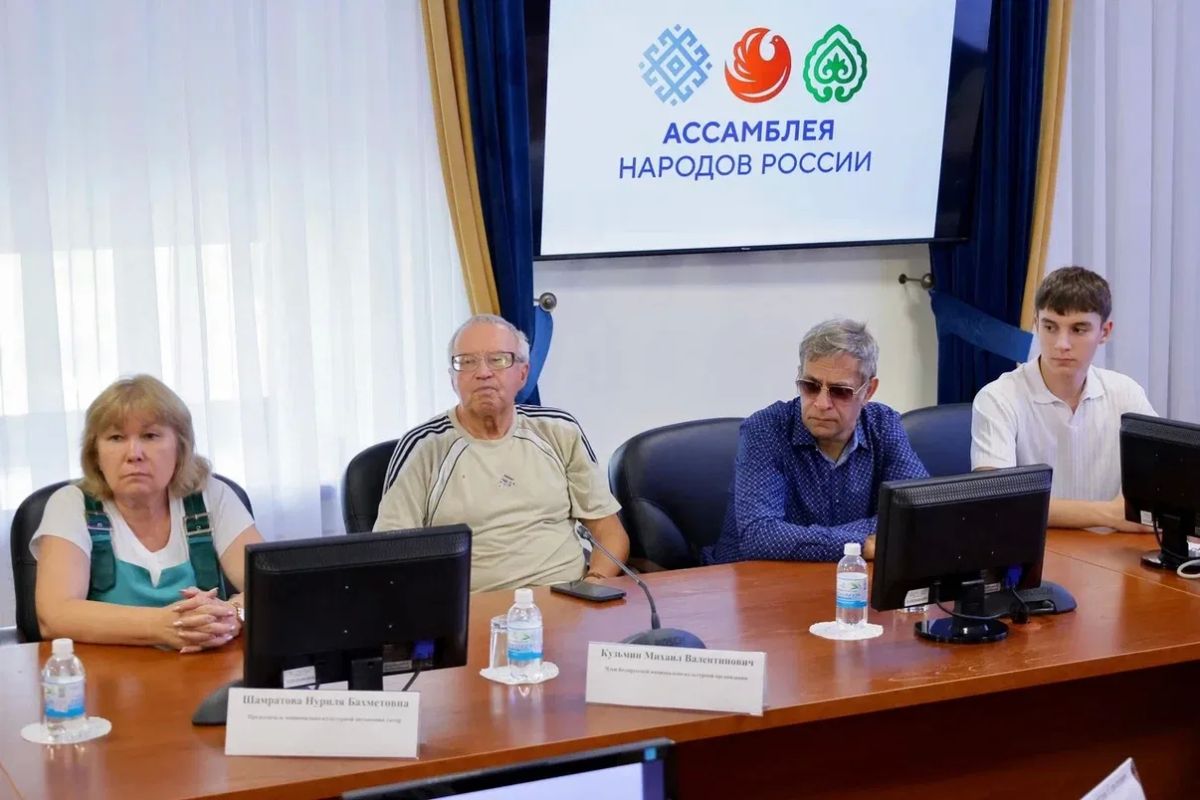 Встретился за круглым столом с лидерами национально-культурных автономий и диаспор Встретился за круглым столом с лидерами национально-культурных автономий и диаспор