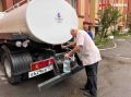 Тюменцы массово выстроились за бесплатной водой – приходят с ведрами и целыми семьями: «Бабушка послала уже в третий раз»