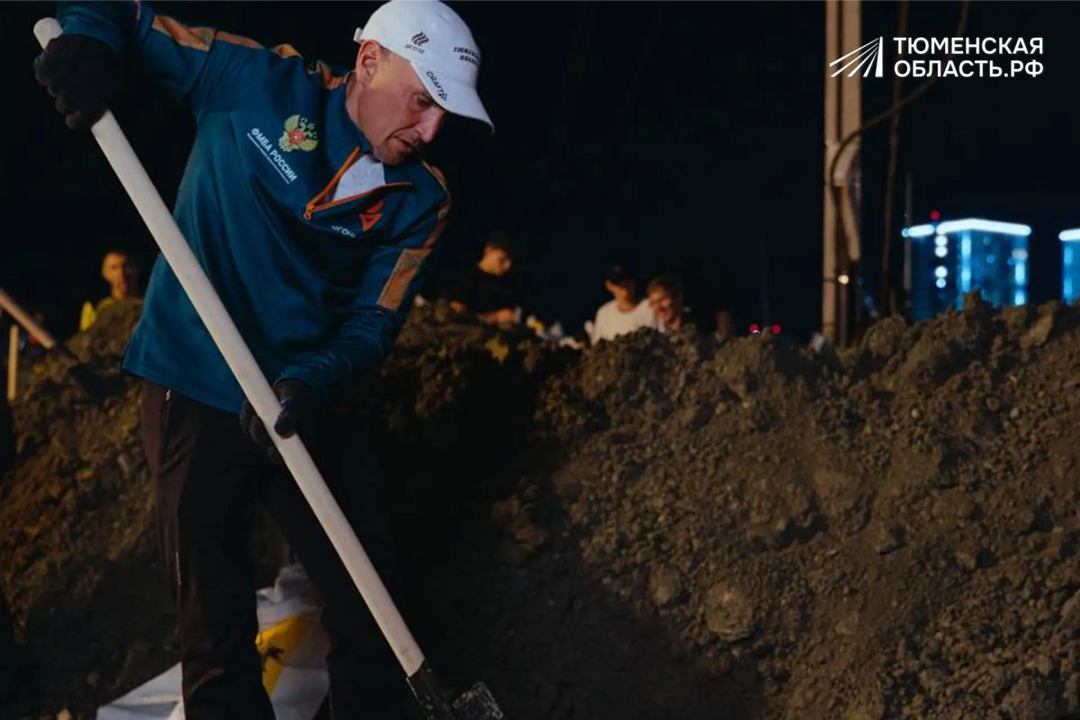 Тюменцы сплотились в борьбе с паводком Заготовка мешков с песком в Тюмени не прекращается и ночью. Десятки волонтеров и специалистов трудятся, чтобы укрепить наиболее уязвимые участки берега. Это люди разных профессий. Все... Тюменцы сплотились в борьбе с паводком Заготовка мешков с песком в Тюмени не прекращается и ночью. Десятки волонтеров и специалистов трудятся, чтобы укрепить наиболее уязвимые участки берега. Это люди разных профессий. Все...