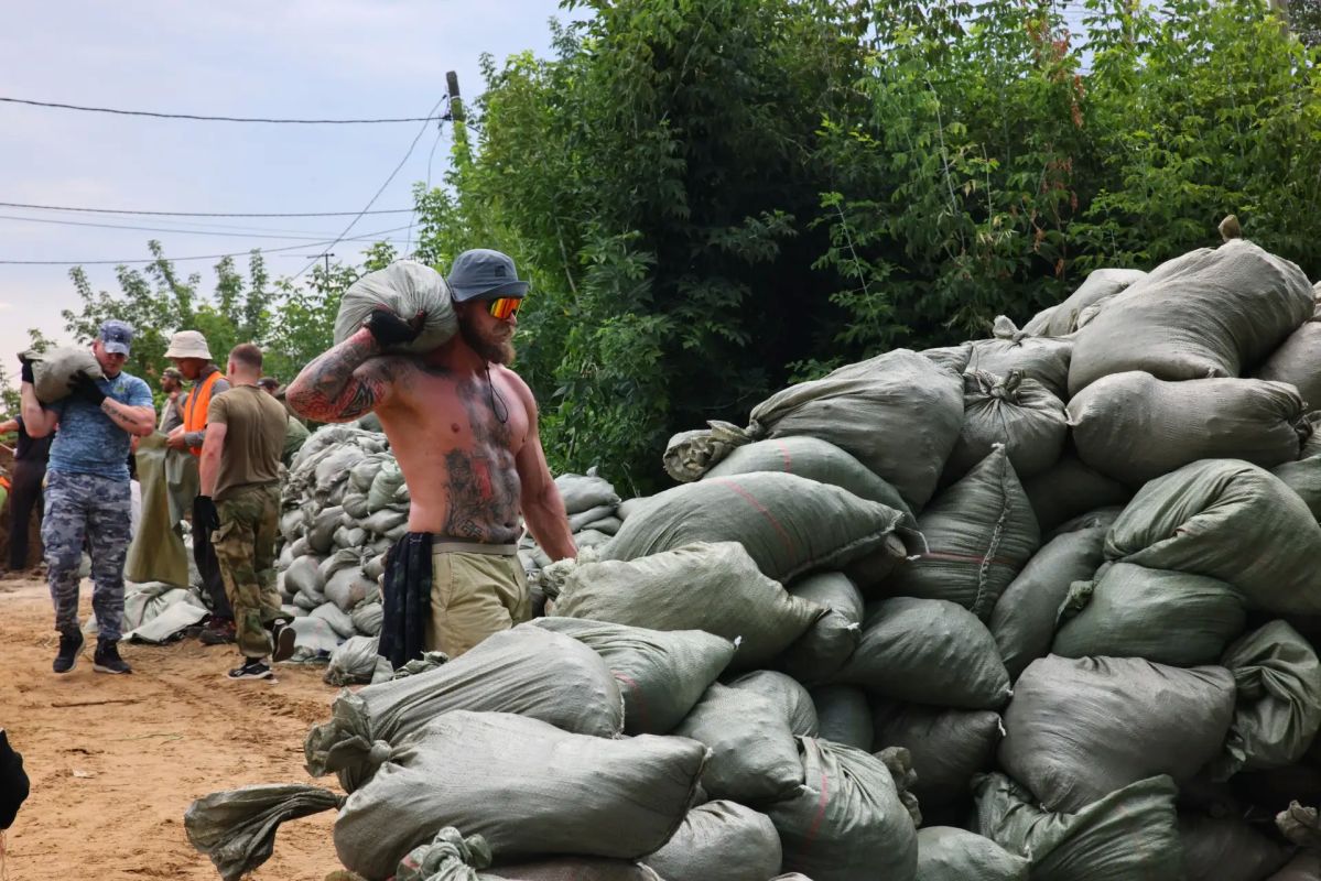 Народные герои. Волонтеров на улице Береговой все больше Народные герои. Волонтеров на улице Береговой все больше