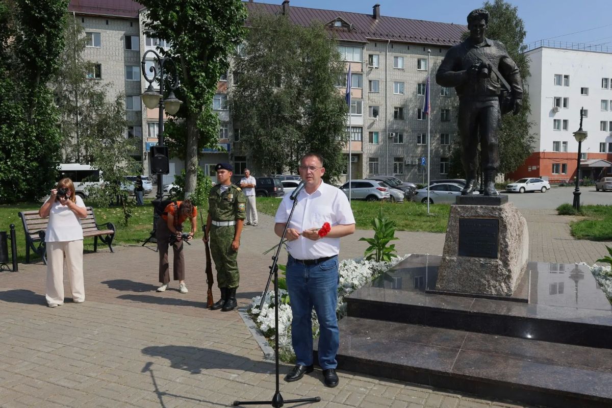 29 июля в Тобольске завершился юбилейный XXV Всероссийский конкурс репортажной фотографии «Имени Александра Ефремова», посвященный уроженцу этого города, тюменскому фотожурналисту, военкору, погибшему в Грозном 12 мая 2000... 29 июля в Тобольске завершился юбилейный XXV Всероссийский конкурс репортажной фотографии «Имени Александра Ефремова», посвященный уроженцу этого города, тюменскому фотожурналисту, военкору, погибшему в Грозном 12 мая 2000...