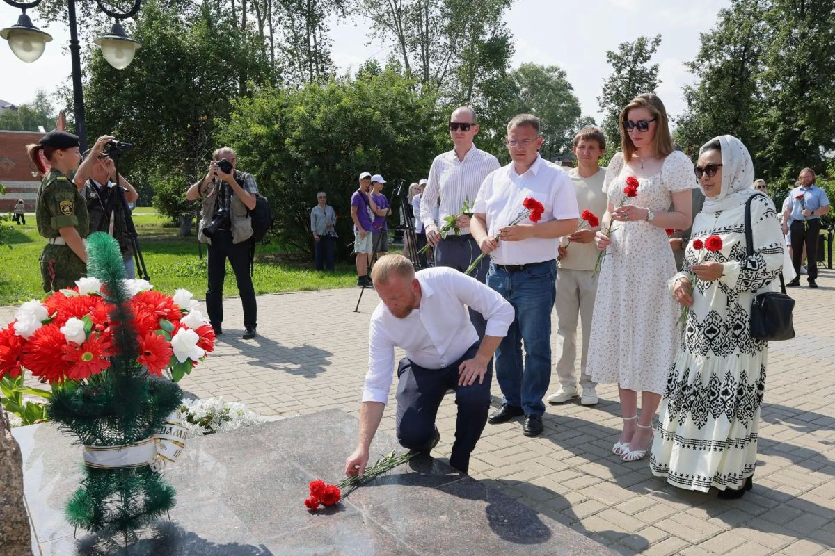 29 июля в Тобольске завершился юбилейный XXV Всероссийский конкурс репортажной фотографии «Имени Александра Ефремова», посвященный уроженцу этого города, тюменскому фотожурналисту, военкору, погибшему в Грозном 12 мая 2000... 29 июля в Тобольске завершился юбилейный XXV Всероссийский конкурс репортажной фотографии «Имени Александра Ефремова», посвященный уроженцу этого города, тюменскому фотожурналисту, военкору, погибшему в Грозном 12 мая 2000...