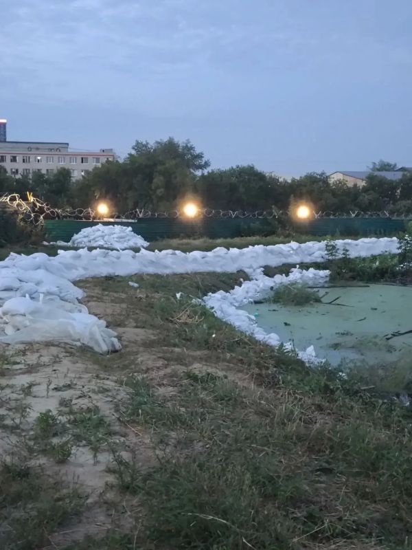 В Калининском округе продолжается круглосуточное наблюдение за состоянием дамбы в районе ДОКа В Калининском округе продолжается круглосуточное наблюдение за состоянием дамбы в районе ДОКа