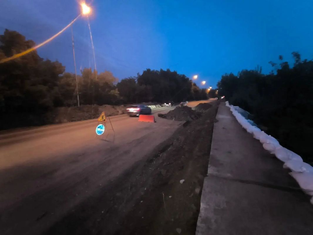В Калининском округе продолжается круглосуточное наблюдение за состоянием дамбы в районе ДОКа В Калининском округе продолжается круглосуточное наблюдение за состоянием дамбы в районе ДОКа