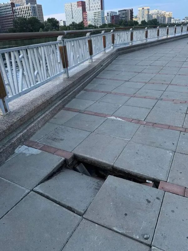 Набережная начала разрушаться из-за паводка Набережная начала разрушаться из-за паводка