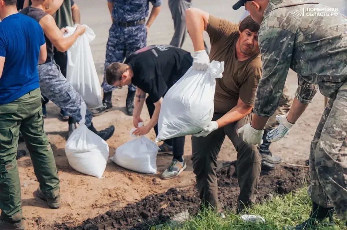 Волонтёры активно укрепляют дамбы — наполняют песком и доставляют мешки к месту укладки Волонтёры активно укрепляют дамбы — наполняют песком и доставляют мешки к месту укладки
