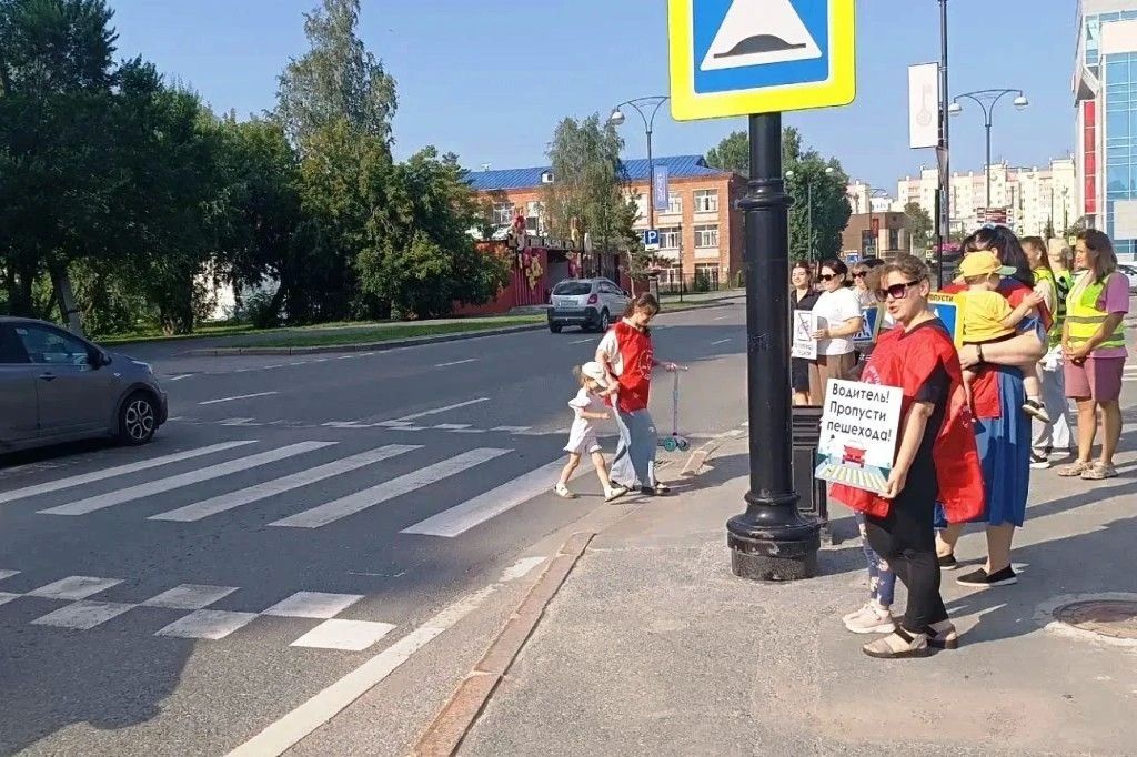 В Тобольске продолжает свою работу «родительский патруль» — важная общественная инициатива, направленная на профилактику детского дорожно-транспортного травматизма В Тобольске продолжает свою работу «родительский патруль» — важная общественная инициатива, направленная на профилактику детского дорожно-транспортного травматизма