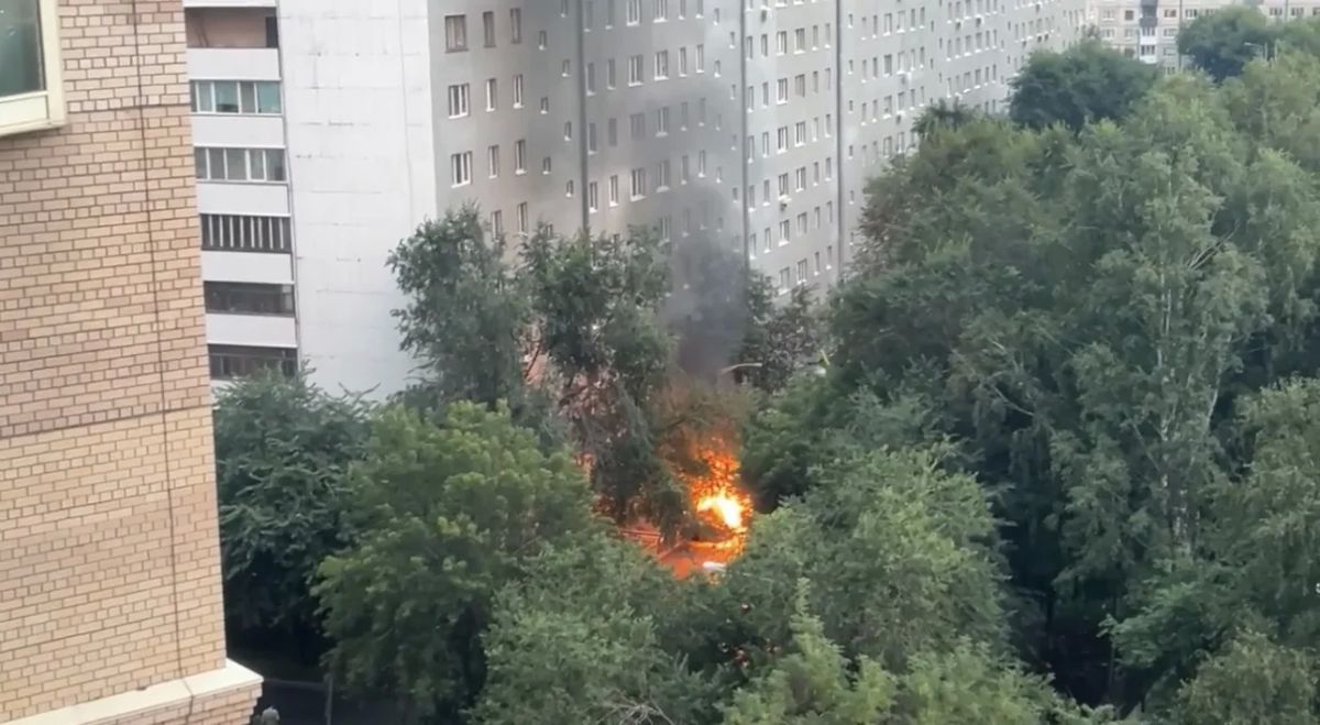 Легковая загорелась во дворе многоэтажки на Ямской 96 этим вечером